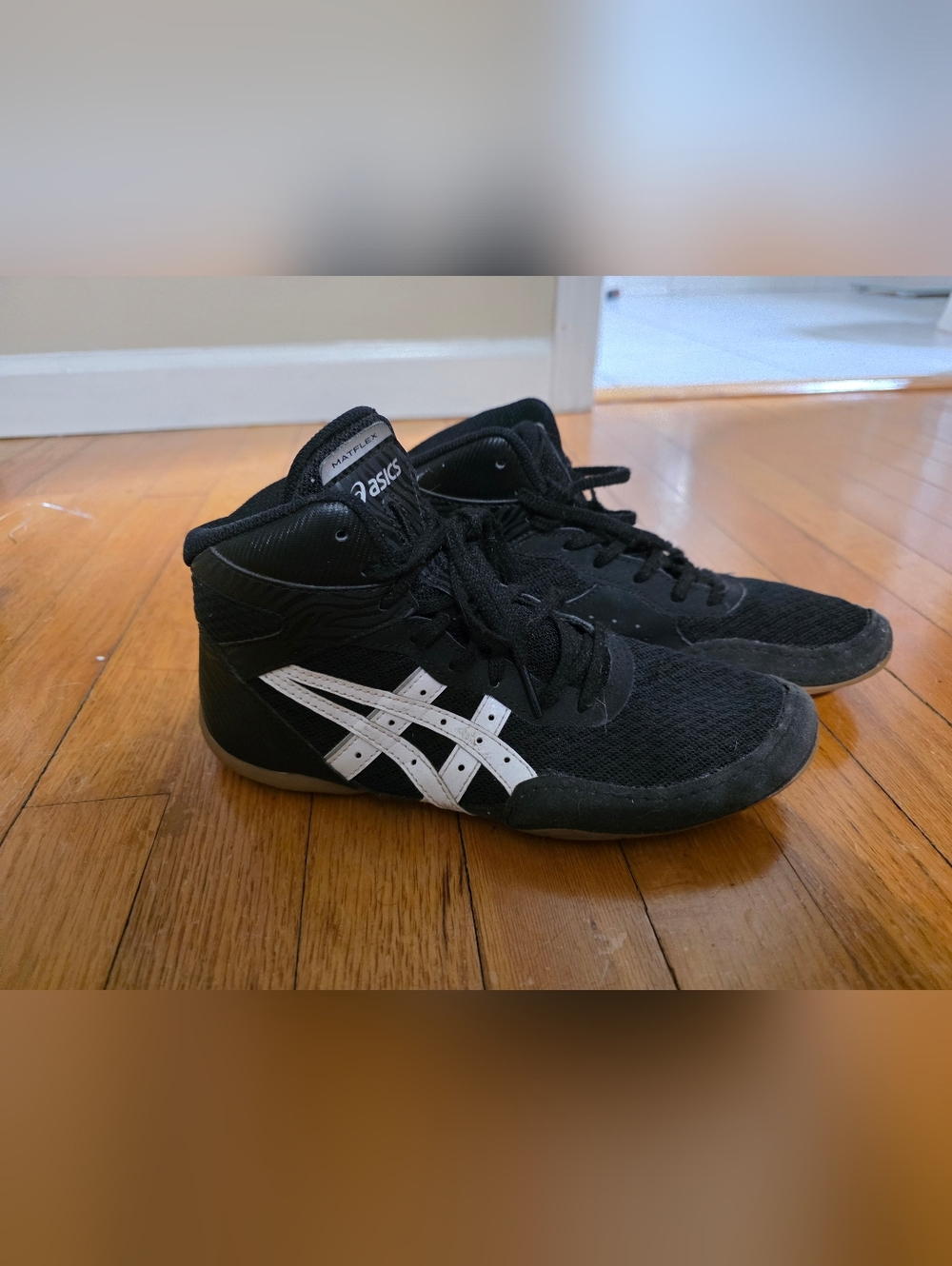 Asics 5 1/2 Black And White Wrestling Shoes